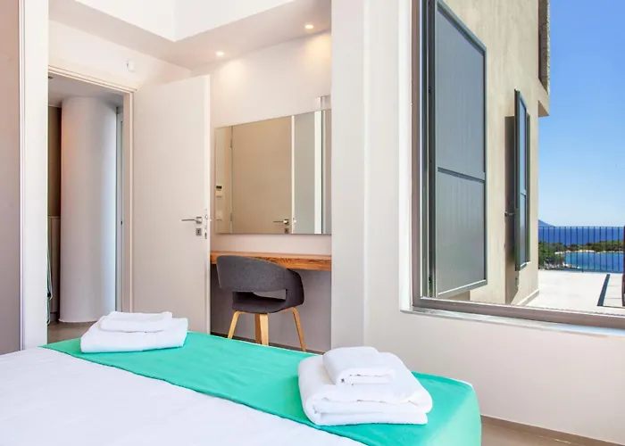 Miro - Luxury With Direct Sea Access For 14 People